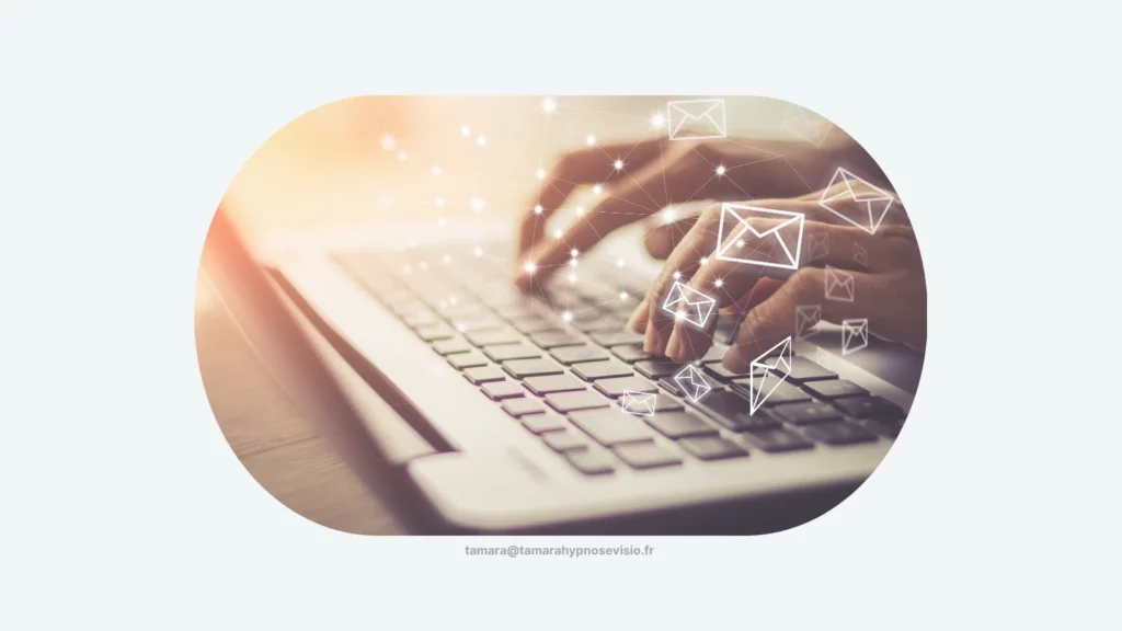 Mains tapant sur un clavier d’ordinateur avec des icônes d’enveloppes, symbolisant les échanges en ligne et le contact par email avec Tamara, hypnose en visio.