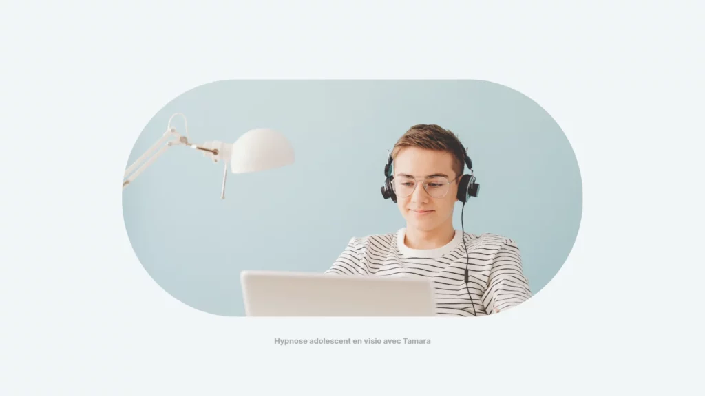 Adolescent calme et concentré devant son ordinateur pendant une séance d’hypnose en visio avec Tamara.
