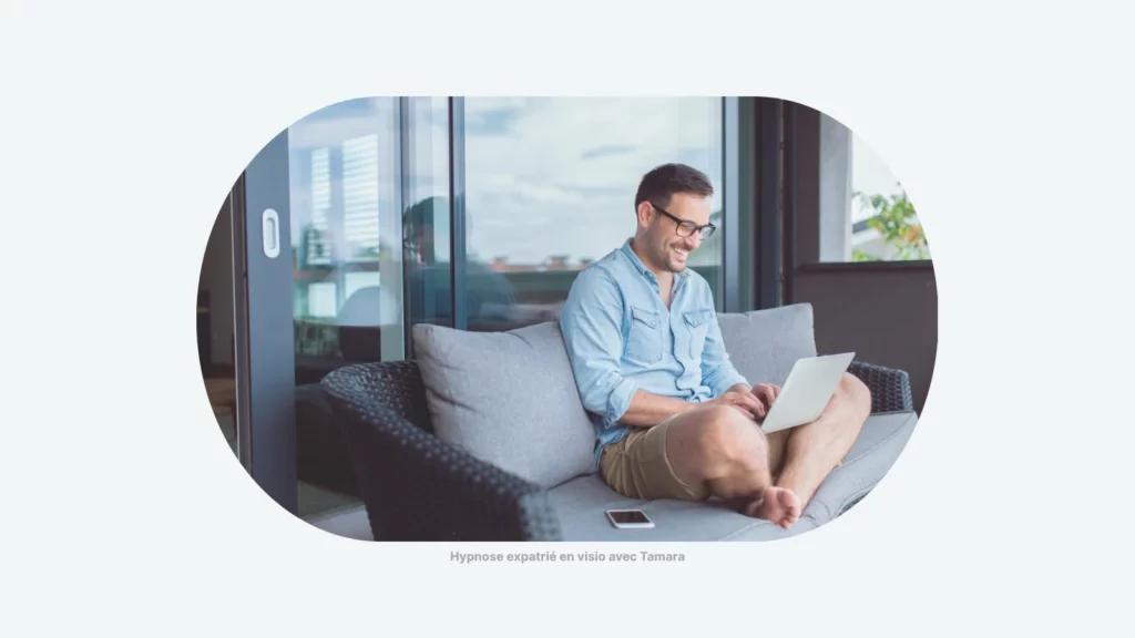 Homme souriant installé sur une terrasse, en visio sur son ordinateur portable. Image symbolisant la sérénité et la continuité du lien humain à distance grâce à l’hypnose en ligne avec Tamara.