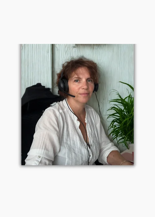 Portrait de Tamara en séance d’accompagnement en hypnose en visio, casque micro, cadre apaisant