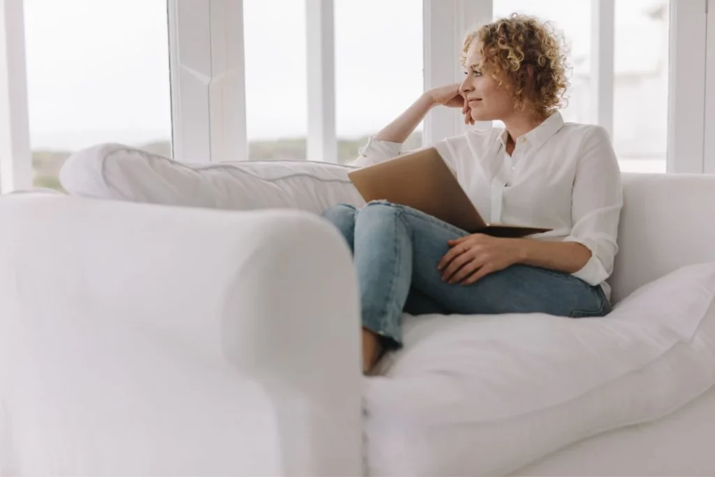 Femme en accompagnement 100% hypnose en visio pour adultes, fatiguée mentalement, retrouvant la clarté depuis chez elle